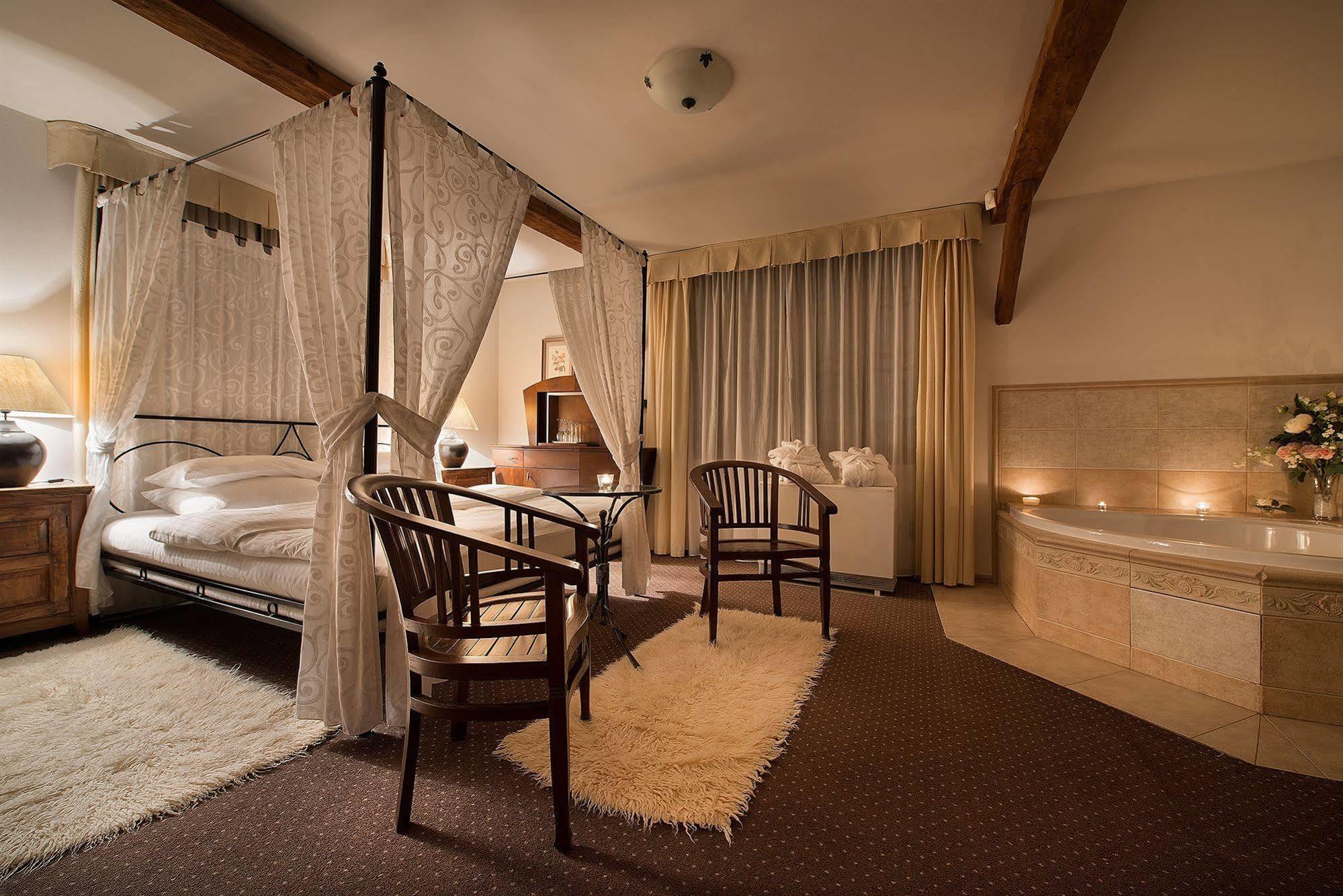 Chateau Loucen Garden Retreat ภายนอก รูปภาพ